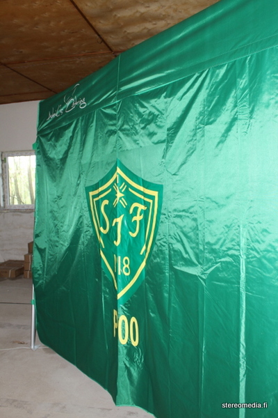 Pop Up Teltan Seinä logoineen Pop Up Teltan Seinä logoineen
