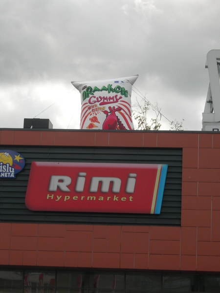 Kommikott Rimi kaubanduskeskuse katusel Kommikott Rimi kaubanduskeskuse katusel